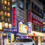 kia-ev3-gtline-snowwhitepearl-seoul-lifestyle-static-digital-1920x1080-0002