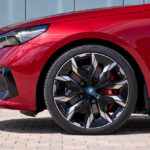 P90549947_highRes_the-new-bmw-i5-m60-x 1